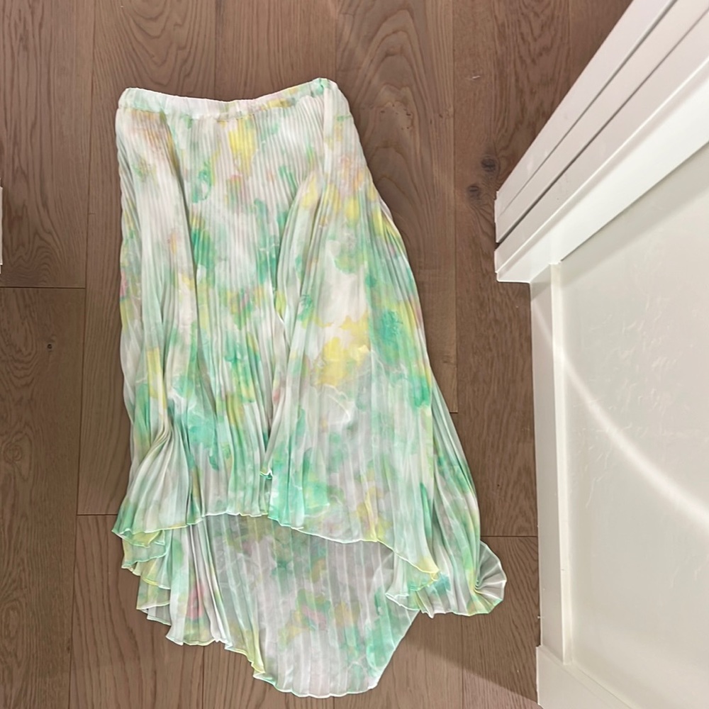 Club Monaco pleated skirt - great condition, wore once on a beach trip